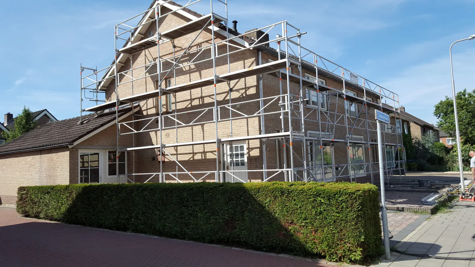 Gevelreiniging met steiger aan een woning in de regio