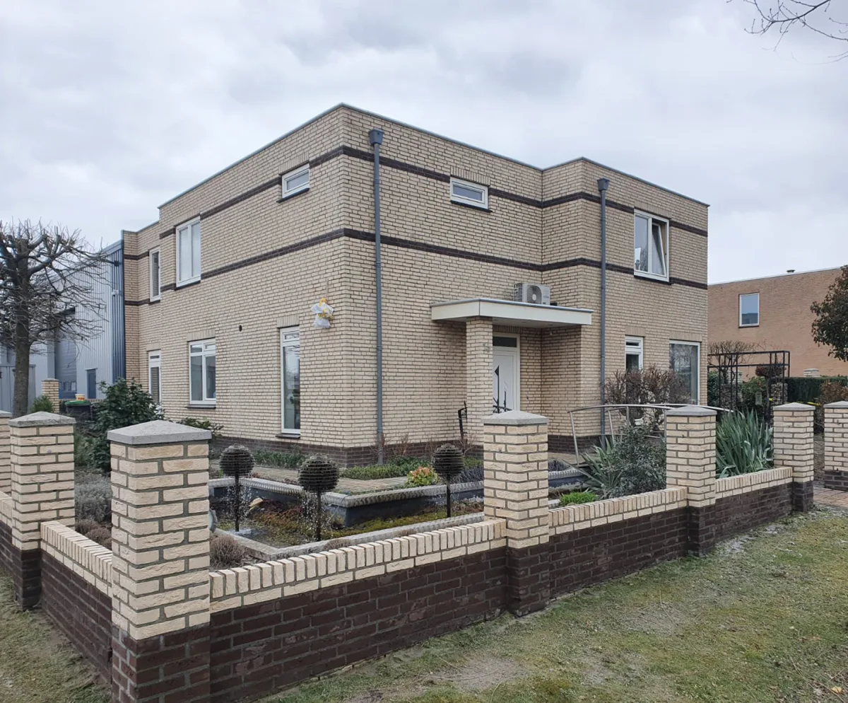 Na de gevelrenovatie: schone gevel met strak nieuw voegwerk, Van den Bogaart