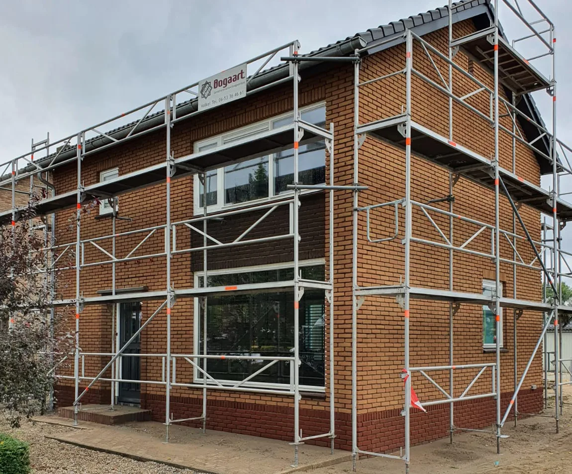 Strak nieuw voegwerk in een schone bakstenen gevel