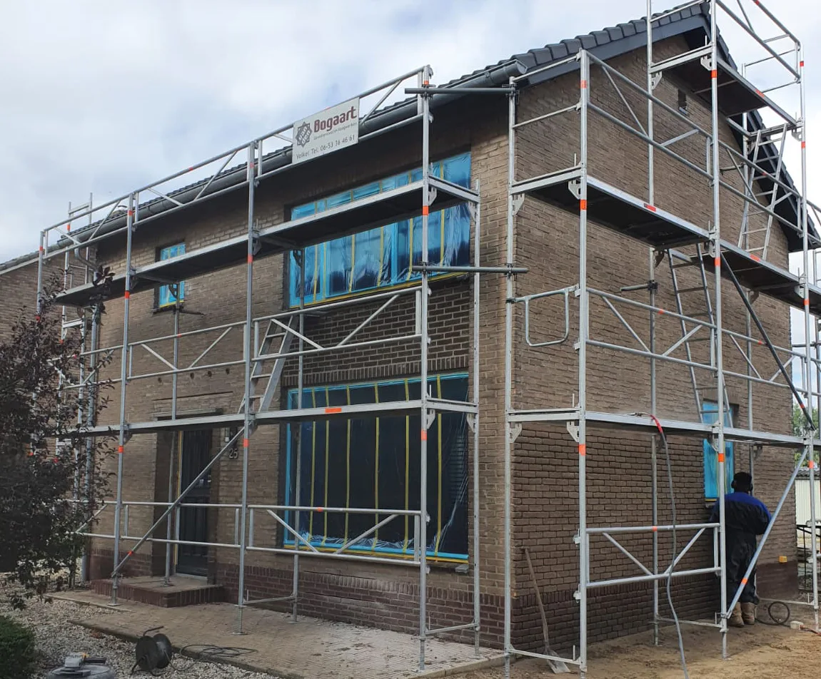 Gevel tijdens de renovatie op de steiger